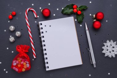 Noel dekorasyon siyah boş bir defter ve holly çilek ile