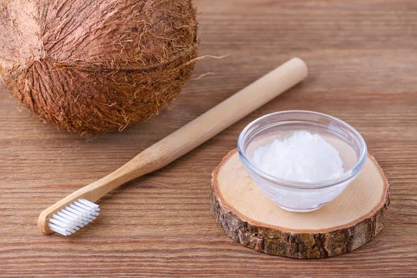 Pasta de dente de óleo de coco, alternativa natural para dentes saudáveis, escova de dentes de madeira — Fotografia de Stock