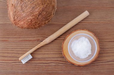 Hindistan cevizi yağı diş macunu, ahşap diş fırçası, sağlıklı dişler için doğal alternatif yukarıda