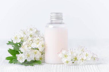 Organik vücut losyonu ve taze çiçekler