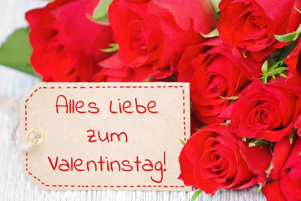 Etikett med tysk tekst "happy valentines day" og røde roseblomster – stockfoto