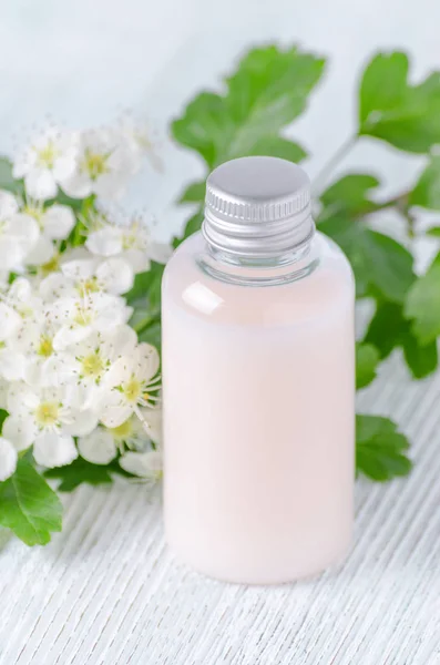 Natural hair conditioner with fresh flowers — Stock Photo, Image