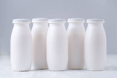 içki yoğurt şişe gri arka plan üzerinde