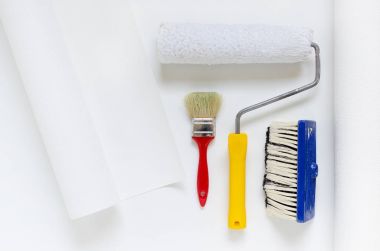 ev onarım donanımları, beyaz duvar kağıdı rulo rulo ve fırça ile