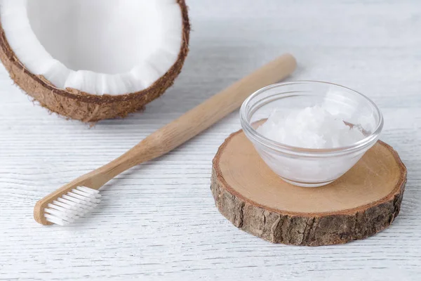 Kokosolie tandpasta, natuurlijke alternatief voor gezonde tanden, houten tandenborstel — Stockfoto