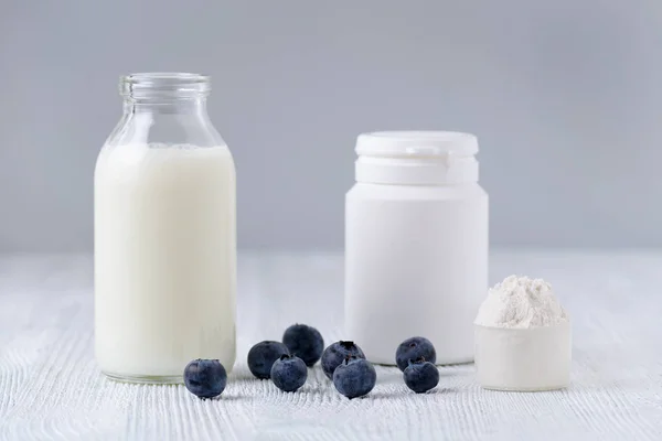 Productos lácteos y arándanos sobre la mesa —  Fotos de Stock
