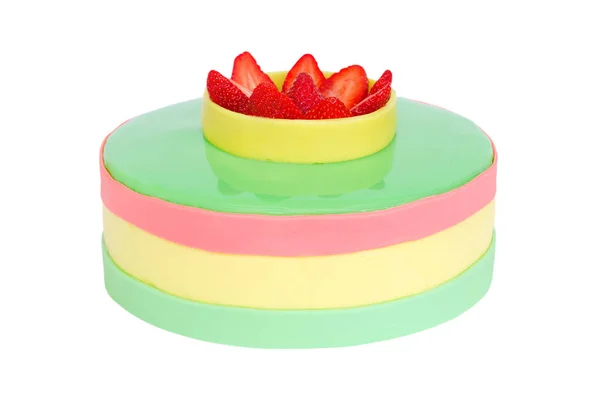 Pastel renk doğum günü pastası izole çilek ile — Stok fotoğraf