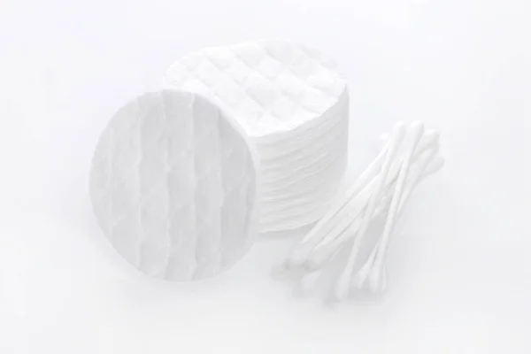 Produits d'hygiène, tampons et bourgeons en coton sur fond blanc — Photo
