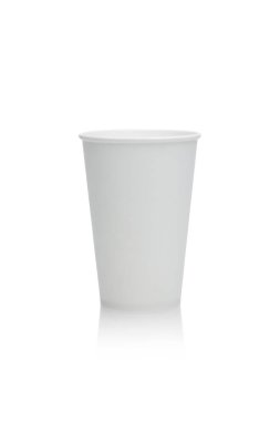 beyaz kağıt bardak beyaz zemin üzerine izole mockup
