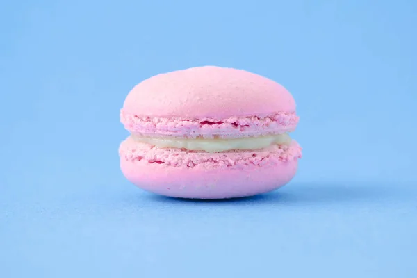 Macarrón rosado hecho a mano sobre fondo azul de cerca — Foto de Stock