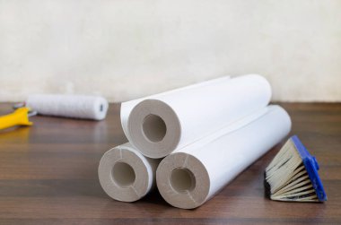 duvar kağıdı rulo ve fırça yerde ev onarım için