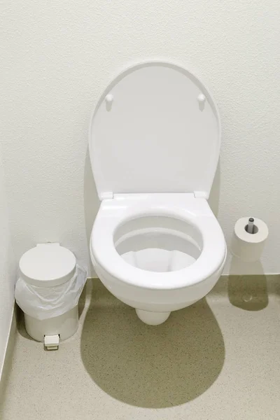 Simple wc with toiletpaper and trash can in a budget hotel — Stock Photo, Image