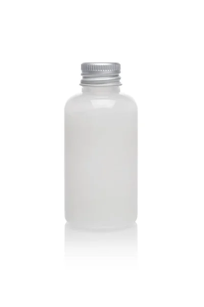 Макетна пластикова пляшка ізольована на білому — стокове фото