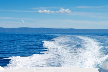 büyük bir hızda motorlu deniz ve gökyüzü görünümü