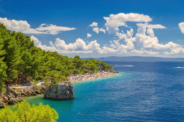 Croatie Brela, mer adriatique et belle plage punta rata, Dalmatie en été — Photo
