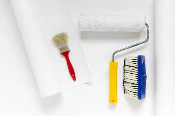 房屋修理设备, 白色墙纸卷用油漆滚筒和刷子 — 图库照片