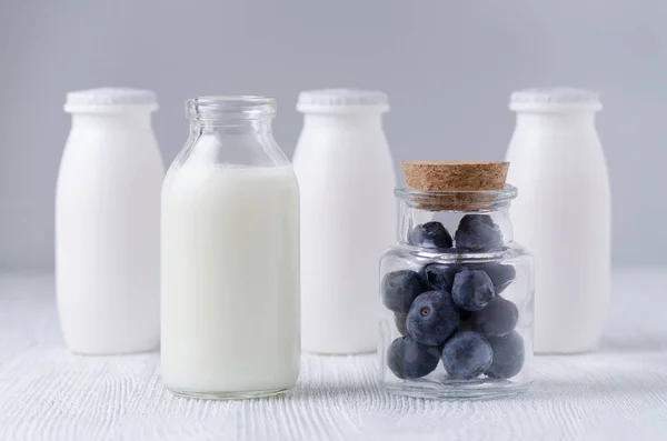 ミルク製品やガラスの瓶にブルーベリー — ストック写真