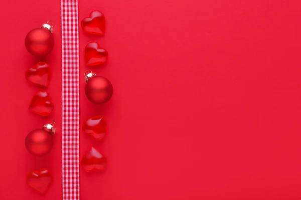 Червоний фон з сердечками, вафлями та копіювальним простором — стокове фото