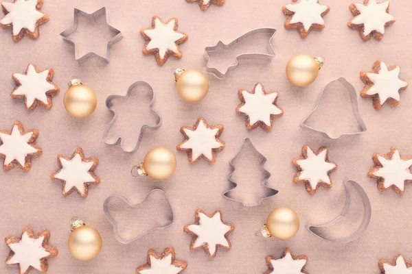 Fondo de Navidad con herramientas de cocina, galletas estrella y bolas en papel de hornear — Foto de Stock