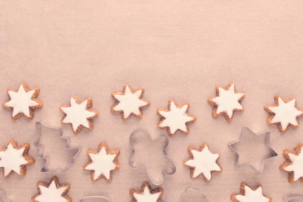 烤纸上夹有饼干和星形饼干的圣诞背景，复制空间 — 图库照片