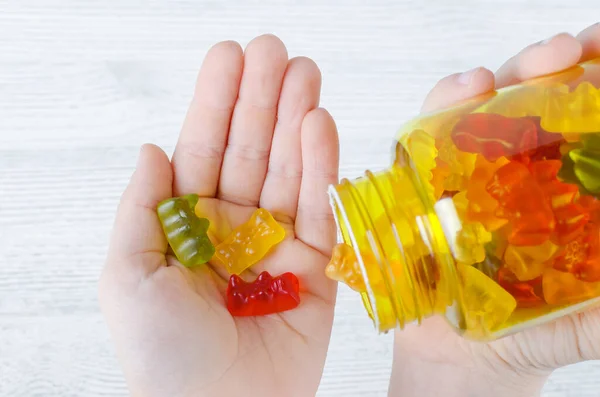 Çocuk, çocuklar için şeker gibi vitamin tutuyor.