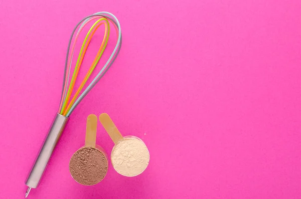 Bakken eiwit, fitness dieet concept, roze achtergrond met kopieerruimte — Stockfoto
