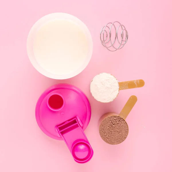 Protéine avec un shaker et lait frais sur fond rose — Photo