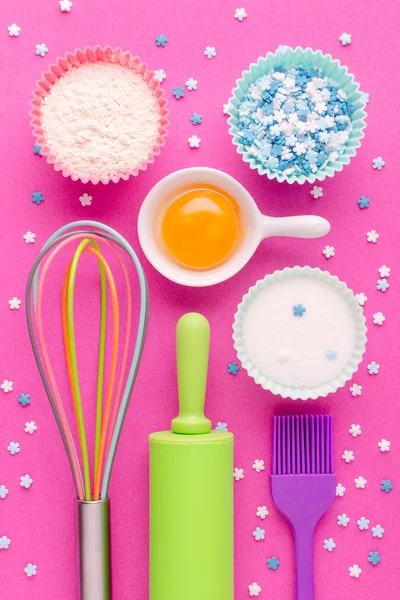 Ingrédients pour les outils de cuisson et de cuisine sur fond rose — Photo