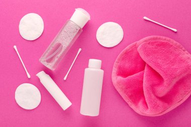 makyaj ürünleri, mikiler suyu, yüz temizleme bezi, pembe arka planda pamuklu süt ve jel temizleme