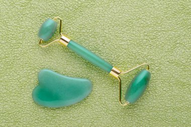 Gerçek yeşim yüz silindiri ve gua sha masaj taşı.