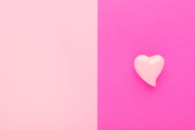 bir kalp ve kopyalama alanı ile pembe arkaplan