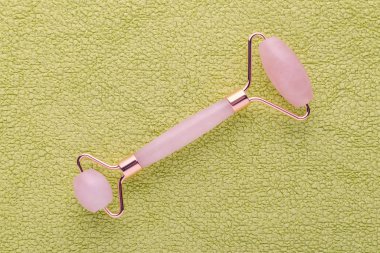 Gül kuvars yüz silindiri yeşil arka plan, düz yatıyordu