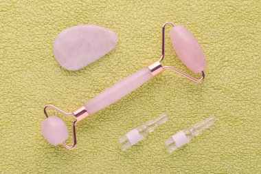 Gerçek gül kuvars yüz silindiri, masaj taşı ve ampullerde yüz serumu.