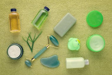 Yeşil havluyla ev spa ürünleri, yukarıdan manzara