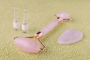 Gül kuvars yüz silindiri, masaj taşı ve yüz serumu ampulleri