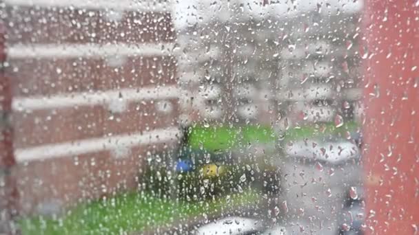 Ventana con gotas de lluvia, fondo abstracto con enfoque selectivo — Vídeo de stock