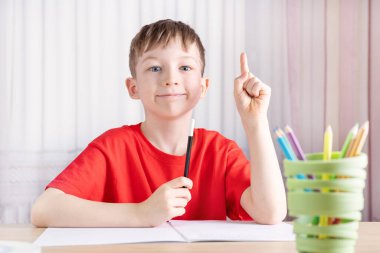 Çocuk ödevini yapıyor ve bir fikri var.