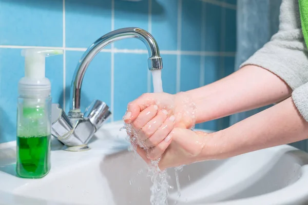 Женщина моет руки жидким антибактериальным мылом, профилактика вирусов — стоковое фото