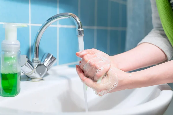 Женщина моет руки жидким антибактериальным мылом, профилактика вирусов — стоковое фото