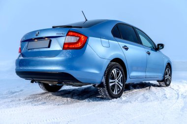 Vorkuta, Komi / Rusya - 12 01 2018: Kışın kar altında farları açık Skoda Rapid mavi araba