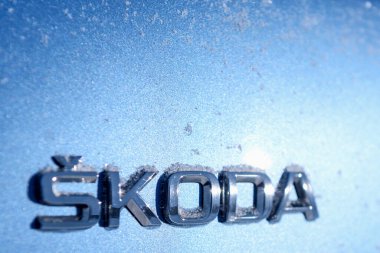 Vorkuta, Komi / Rusya - 12 01 2018: Kışın kar altında farları açık Skoda Rapid mavi araba