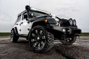 Vorkuta, Komi / Rusya - 13 07 2019: Jeep Rubicon Wrangler Car Yağmurun altında Uzak Kuzey 'de tundrada