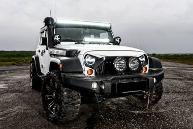 Vorkuta, Komi / Rusya - 13 07 2019: Jeep Rubicon Wrangler Car Yağmurun altında Uzak Kuzey 'de tundrada