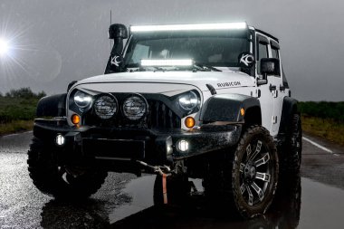 Vorkuta, Komi / Rusya - 13 07 2019: Jeep Rubicon Wrangler Car Yağmurun altında Uzak Kuzey 'de tundrada