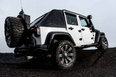 Vorkuta, Komi / Rusya - 13 07 2019: Jeep Rubicon Wrangler Car Yağmurun altında Uzak Kuzey 'de tundrada