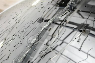 Araba camlarının, su püskürtülerinin altındaki yüzey koruması.
