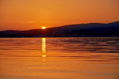 Terk edilmiş bir çardakta gün batımında güzel bir deniz manzarası. Karadeniz kıyısındaki tatil beldesi