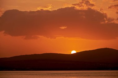 Terk edilmiş bir çardakta gün batımında güzel bir deniz manzarası. Karadeniz kıyısındaki tatil beldesi