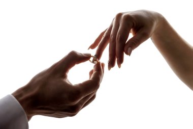 Gelin ve damadın nişanı beyaz arka planda.