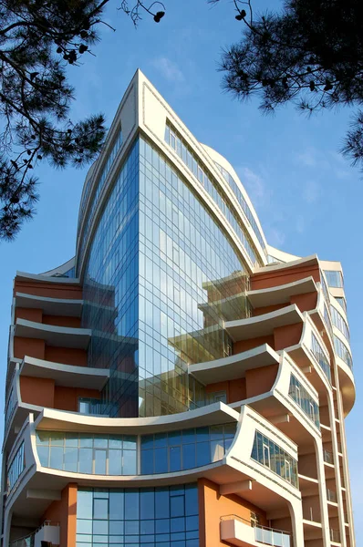 リゾートタウンでオリジナルのデザインの現代的な高層ビルと風景 松に囲まれたクルーズ船の形 — ストック写真